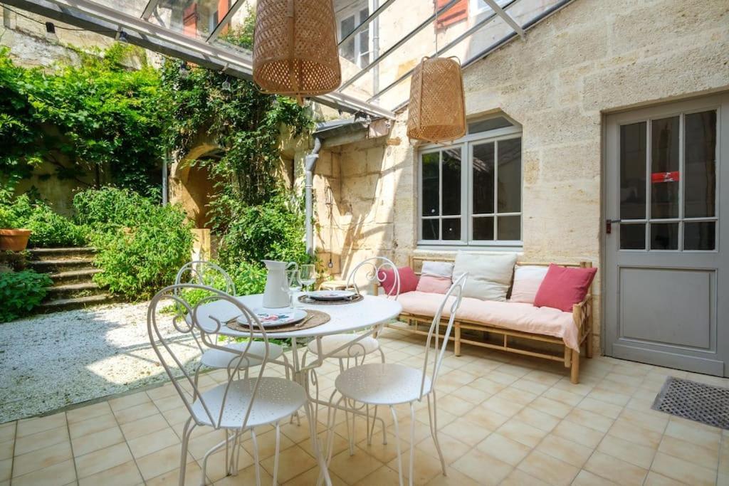 Appartement Avec Son Patio Dans Centre Historique De Bourg Exterior foto