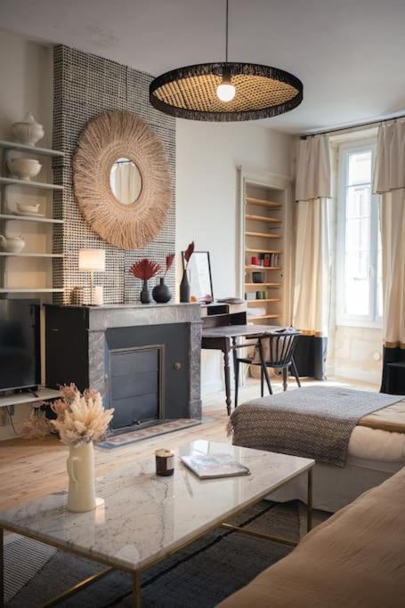 Appartement Avec Son Patio Dans Centre Historique De Bourg Exterior foto