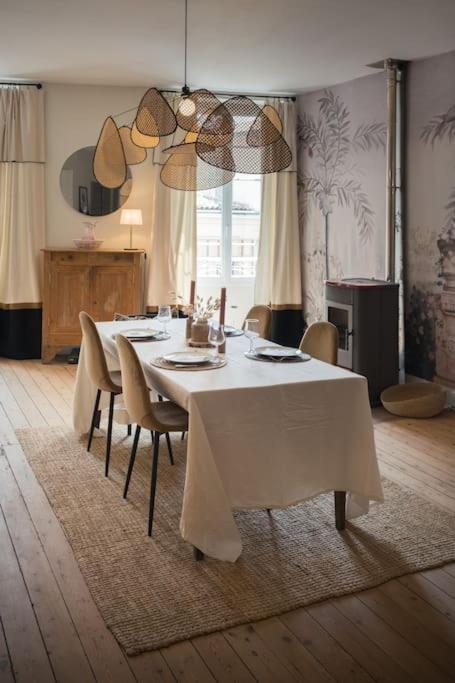 Appartement Avec Son Patio Dans Centre Historique De Bourg Exterior foto