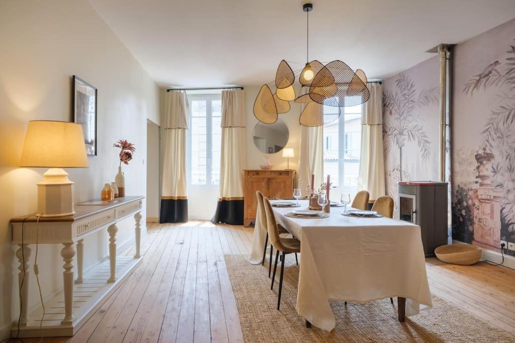 Appartement Avec Son Patio Dans Centre Historique De Bourg Exterior foto