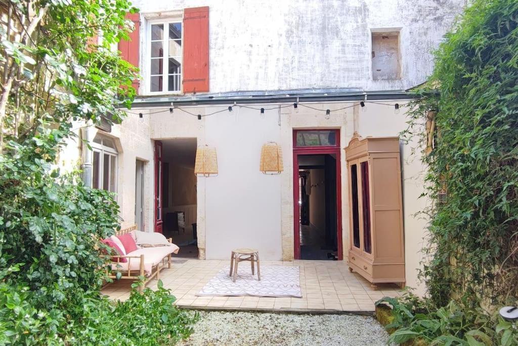 Appartement Avec Son Patio Dans Centre Historique De Bourg Exterior foto